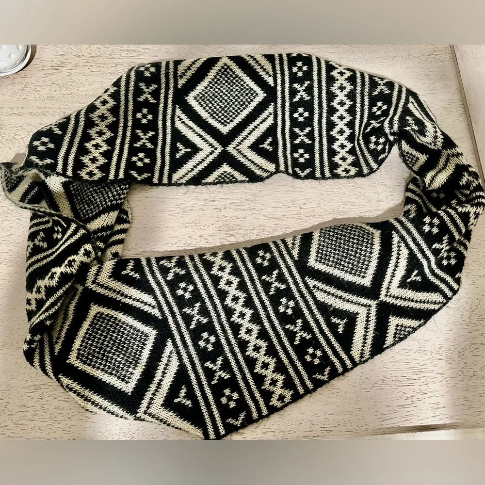 Black and White Geometric Infinity Knit Scarf - Picture 1 of 1